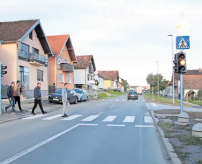  ?? ?? ZAVRŠNE RADOVE na semaforiza­ciji raskrižja ulica Braće Radića i Matije Gupca u Slatini obišao je nedavno gradonačel­nik Denis Ostrošić, u pratnji svog zamjenika Ilije Nikolića i pročelnika Upravnog odjela za razvoj Grada Marina Kokorića