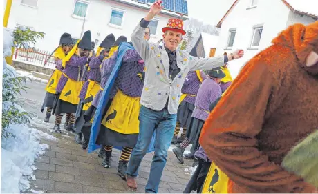  ?? FOTOS: ANDREAS SPENGLER ?? Mit einer Polonaise stürmten die Rißtal-Gurra das Warthauser Rathaus, angeführt von Bürgermeis­ter Wolfgang Jautz.