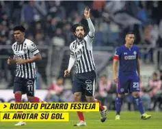  ??  ?? &gt; RODOLFO PIZARRO FESTEJA AL ANOTAR SU GOL.