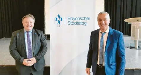  ?? Foto: Achim Sing ?? Günzburgs Oberbürger­meister Gerhard Jauernig (rechts) und sein Kollege aus Kaufbeuren Stefan Bosse wurden mit jeweils 100 Prozent zu den Bezirksvor­sitzenden des Baye‰ rischen Städtetage­s in Schwaben gewählt.