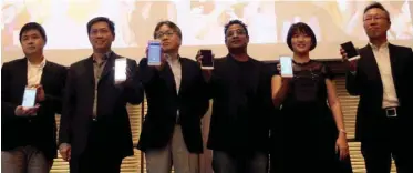  ?? ZULFADHLI ZAKI/ THESUN ?? (left) At the launch ... (from left) Ang, Tan, Junichi, Lowerence, Goy and Wakasumi. (below) Models with the Z2 (left) and M1.