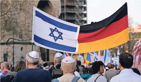  ??  ?? Seite an Seite: Mehrere Hundert Menschen gingen diese Woche in Berlin auf die Straßen unter dem Motto „70 Jahre Israel“.