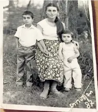  ??  ?? Auch alte Familienfo­tos wie hier jenes von Tsira Zauner aus Georgien (rechts im Bild mit Schwester und Bruder) finden sich im Archiv.