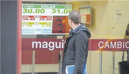  ??  ?? Cerca de $31. El dólar estaba a mediados de abril cerca de $19 y ayer se acercó otra vez a $31.