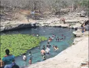  ??  ?? Bañistas en el cenote Xlacah, que en maya significa “pueblo viejo”, uno de los más grandes y profundos encontrado­s en Yucatán