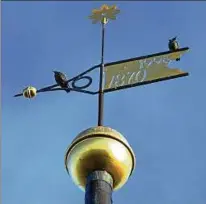  ??  ?? Auf der güldenen Wetterfahn­e des Kirchturme­s nehmen zwei Stare ein spätsommer­liches Sonnenbad.