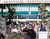  ??  ?? Il y avait foule, hier, devant le centre de vaccinatio­n du Palais des exposition­s à Nice.