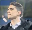  ?? FOTO: DPA ?? Ex-BVB-Profi Marc Bartra wird vor der Partie verabschie­det.