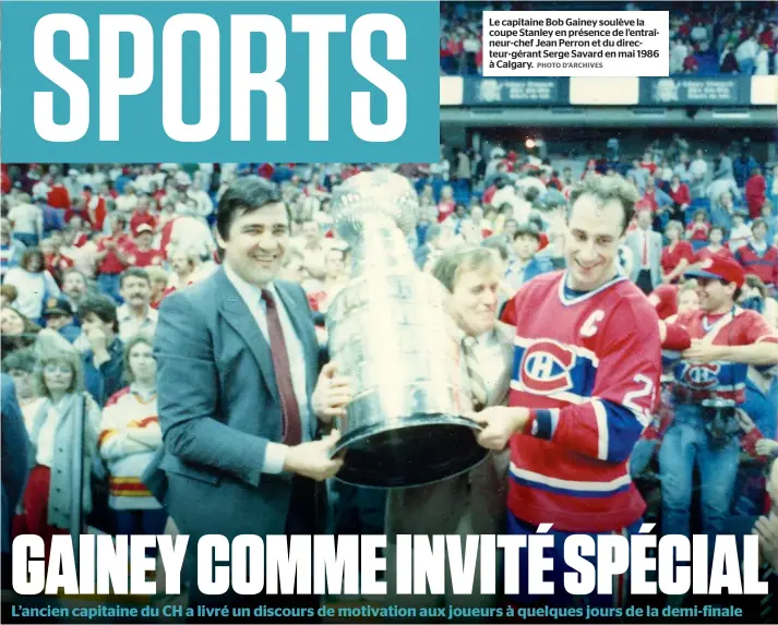  ?? PHOTO D’ARCHIVES ?? Le capitaine Bob Gainey soulève la coupe Stanley en présence de l’entraîneur-chef Jean Perron et du directeur-gérant Serge Savard en mai 1986 à Calgary.