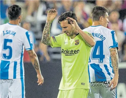  ?? EFE ?? Fastidio. Leo frabricó el gol azulgrana de Coutinho. Leganés lo dio vuelta en menos de dos minutos.