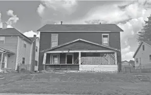  ?? MITCH HOOPER/MARION STAR ?? Often times, like this vacant home on Park Street, vacant homes are sandwiched between houses with people living in them. Evelyn Warr-cummings said these vacant homes can become a hot spot for crime as people will move into the vacant homes.