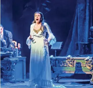 ?? VBW ?? Im Versteck des Phantoms unter der Pariser Oper: Lisanne Clémence Veeneman als Christine mit Anton Zetterholm