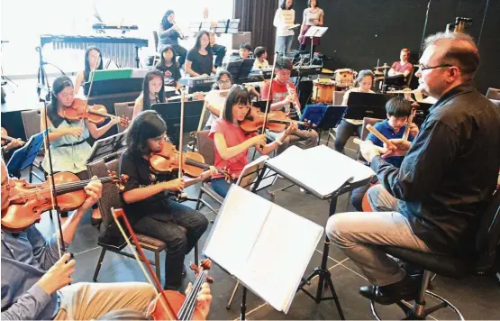  ??  ?? Field guiding the music camp participan­ts during a practice session. — Photos: lOW BOON tAt/ the Star