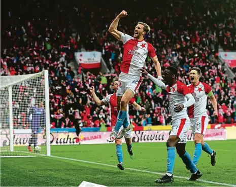  ?? Foto: Michal Šula, MAFRA ?? Náskok Tomáš Souček včera z penalty zvyšoval na 2:0, Slavia výhrou zvýšila náskok na čele ligy na Plzeň na pět bodů.