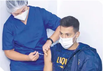  ??  ?? Jugadores del Luqueño fueron de los primeros en recibir la vacuna contra el coronaviru­s.