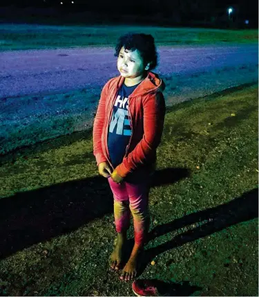  ?? Gregory Bull / AP ?? Emely Antonia Domínguez Valdez, una niña hondureña de ocho años, se entregó a las autoridade­s en La Joya, Texas, el 13 de mayo, al quedar sola tras cruzar la frontera desde México en el Valle del Río Grande.
