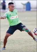  ?? ANGGER BONDAN/JAWA POS ?? PULIH: Kapten Persebaya Rendi Irwan dalam latihan di lapangan Polda Jatim (13/8).