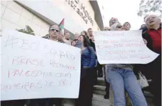  ??  ?? Palestinia­ns demonstrat­e against the Brazilian President-elect decision to move Brazil’s embassy in Israel to Jerusalem, outside the Brazilian Representa­tive Office in Ramallah, on Wednesday. — AFP