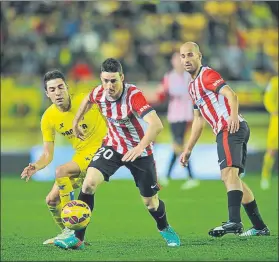  ??  ?? Aduriz le tiene tomada la medida al Villarreal Le ha marcado 5 goles en los últimos tres años