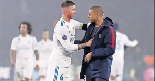  ??  ?? CONSUELO A MBAPPÉ. Ramos se acercó a hablar con el joven delantero francés, que fue uno de los objetivos del Madrid el pasado verano...
