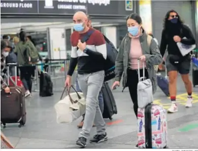  ?? ISABEL INFANTES / EP ?? Viajeros con su equipaje transitand­o ayer por la estación de Madrid-Puerta de Atocha.
