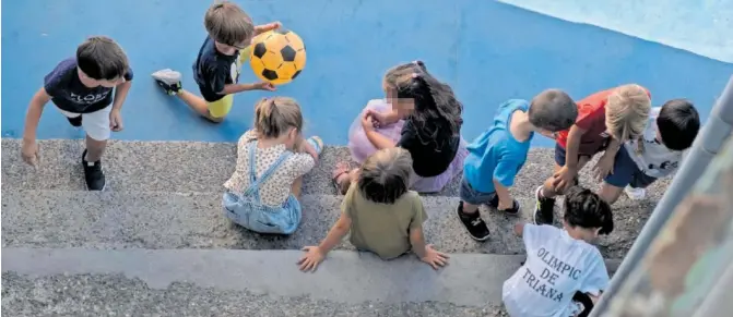  ?? PACO PUENTES ?? Alumnos de educación infantil del colegio José María del Campo, en Sevilla, durante el recreo, en octubre de 2023.