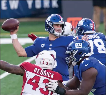  ?? RICH HUNDLEY III — FOR THE TRENTONIAN ?? Giants quarterbac­k Daniel Jones (8) throws the ball against the Cardinals during Sunday afternoon’s game at MetLife Stadium.