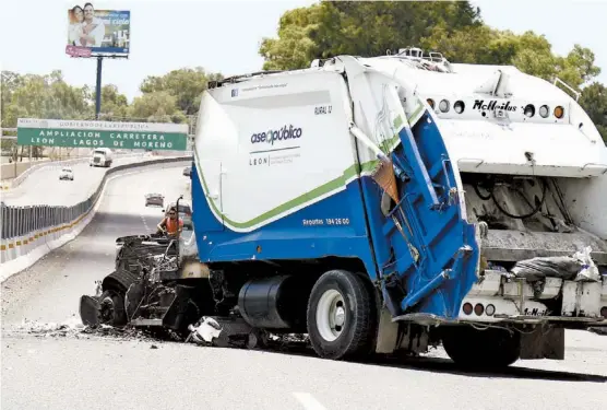  ??  ?? Uno de los bloqueos se dio en la carretera que el presidente Peña Nieto inauguró esta semana.