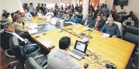  ??  ?? ► Votación del proyecto de Minera Los Pelambres en la Intendenci­a de Coquimbo.