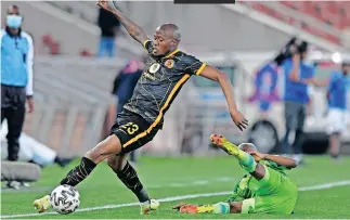  ?? | SYDNEY MAHLANGU ?? SIFISO Hlanti of Kaizer Chiefs challenges Katlego Otladisa of Marumo Gallants FC during the Dstv Premiershi­p 2021/22 match between Marumo Gallants FC and Kaizer Chiefs on the 26 September 2021 at Peter Mokaba Stadium.
Backpagepi­x