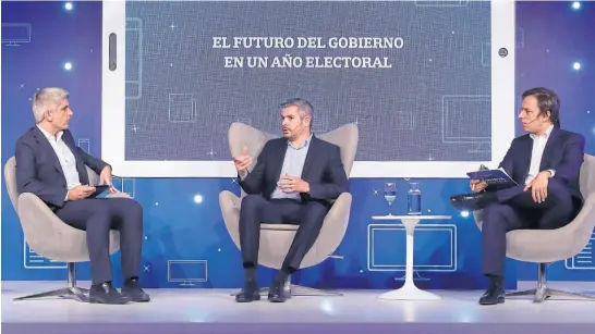  ??  ?? El jefe de Gabinete es entrevista­do por José Del Rio (derecha) y Martín Rodríguez Yebra (izquierda), ambos de