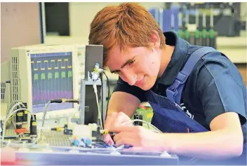  ?? FOTO: A. FISCHER (ARCHIV) ?? Kfz-Mechatroni­ker gehört zu den Top Ten der Ausbildung­swünsche. Im Kreis Heinsberg haben sich 109 junge Leute für diese Ausbildung beworben.