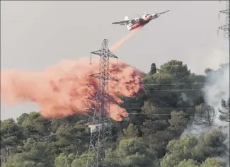  ?? (Photo F.F.) ?? Les neuf Tracker de la sécurité civile française seront progressiv­ement remplacés à partir de , par une flotte de six avions « multirôles » de type Dash.