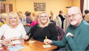  ?? ?? STAYING SOCIAL: Barbara (centre) and husband, Brian, are getting the most out of retirement with the help of the Oddfellows.