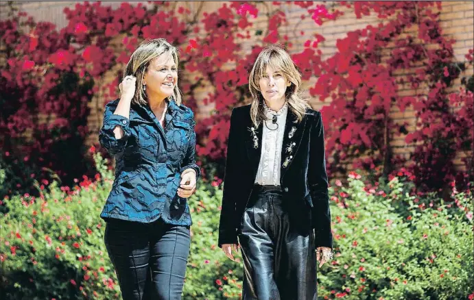  ?? ÀLEX GARCIA ?? Rosa Clará i Teresa Helbig, protagonis­tes del nou lliurament de Diàlegs de La Vanguardia, als jardins del Palau Macaya de Barcelona