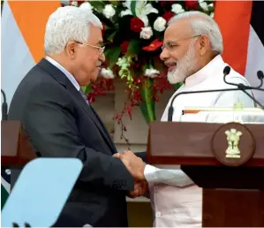  ?? — AFP ?? Abbas and Modi shake hands at the start of a press conference in New Delhi on Tuesday.