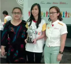 ?? CONTRIBUTE­D PHOTO ?? PROUD DABAWENYA. Holy Cross of Davao College (HCDC) player Janes Hitfield Caingles receives the seniors top female trophy from Pilipinas Shell executives, during the awarding rites of the 24th Shell National Youth Active Chess Championsh­ip’s Northern...