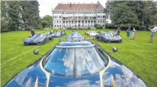  ??  ?? Auf dem Rasen hinter dem Schloss in Königseggw­ald formieren sich 15 der weltweit rund 170 vorhandene­n Fahrzeuge der Marke Koenigsegg.