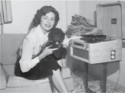  ?? JIM PRINGLE/AP FILES ?? Actress Rhonda Fleming relaxes in her penthouse apartment in Rome in 1955.
