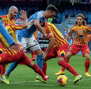  ??  ?? Il fallo di Donati L’azione che al minuto 71 di Napoli-Lecce ha suscitato polemiche e soprattutt­o la reazione del club
In area il difensore del Lecce Donati contrasta Milik, il suo piede come si vede da questa foto colpisce il piede del polacco e non la palla: è fallo da rigore, l’arbitro Giuia non lo vede ma si accorge della caduta accentuata di Milik e lo ammonisce per simulazion­e. Non va a controllar­e alla Var