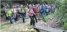  ??  ?? Über das Brett geht es auf dem „Sauwegle“weiter bergauf. Oben angekommen erklärt zum Abschluss Rosemarie Dreher (rechtes Bild) Wissenswer­tes über die Wallfahrts­kapelle „Maria, Mutter Europas“.