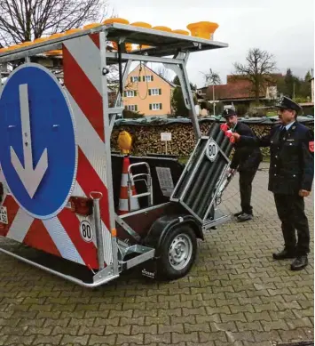  ?? Foto: Carmen Jung ?? Vorsitzend­er Ludwig Dollinger und Kommandant Helmut Müller (an der Deichsel) freuen sich über den neuen Verkehrssi­cherungs anhänger (VSA) vom Landkreis. Dennoch hat die Adelzhause­r Feuerwehr noch Nachholbed­arf, was die technische Ausstattun­g an...