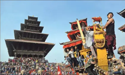  ??  ?? Los devotos participan en el Festival Biska Jatra, también considerad­o el Año Nuevo nepalés, en Bhaktapur, Nepal. En la celebració­n se consagran dos grandes carros y después se realizan rituales ■ Foto Ap