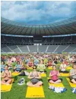  ?? FOTO: DPA ?? Auch ein Fitness-Dance-Yoga-Event gab es in Berlin.
