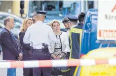  ?? FOTO: CHRISTOPH SOEDER/DPA ?? Franziska Giffey (SPD, Mitte), Regierende Bürgermeis­terin von Berlin, informiert sich vor Ort bei den Einsatzkrä­ften.