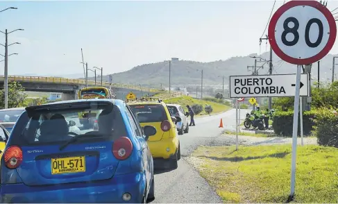  ?? JOHNNY OLIVARES Y JOSEFINA VILLARREAL ?? Los afectados por la falta del servicio cerraron una de las entradas al municipio por la Vía al Mar.