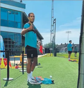  ?? FOTO: LFC ?? Van Dijk, durante el entrenamie­nto de ayer en Melwood, en grupos reducidos