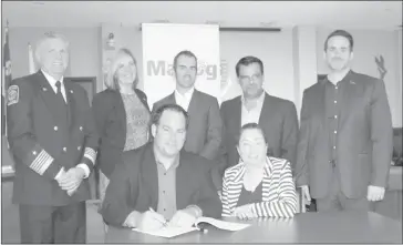  ?? (COURTESY / VILLE DE MAGOG) ?? The City of Magog has approved a new collective agreement for its firefighte­rs. Front, Magog union president Pierre-luc Courchesne, and Magog Mayor Vicki-may Hamm, and (rear, left to right), Acting Chief Serge Collins, Human Resources Director Lyne...