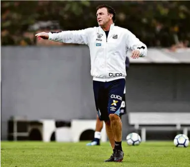  ??  ?? O técnico durante treino do Santos antes de jogo contra o Ceará ALEX STIVAL (CUCA), 55 Campeão da Libertador­es (2013) e do Mineiro (20122013) pelo Atlético-MG e Brasileiro pelo Palmeiras (2016), o treinador também teve passagens por Flamengo, equipe...