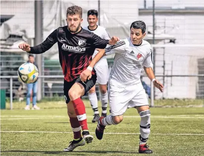  ?? FOTO: MATZERATH ?? Marlon Beckhoff (l.) und seine Teamkolleg­en des SC Hitdorf feierten einen 4:1-Auswärtssi­eg in Stammheim.